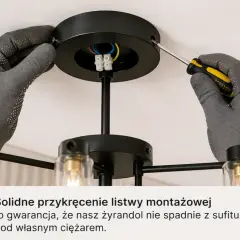 Ręce w rękawiczkach przykręcają śrubokrętem czarną bazę żyrandola do sufitu. To kluczowy krok, jak podłączyć żyrandol na 3 żarówki, by był bezpieczny.